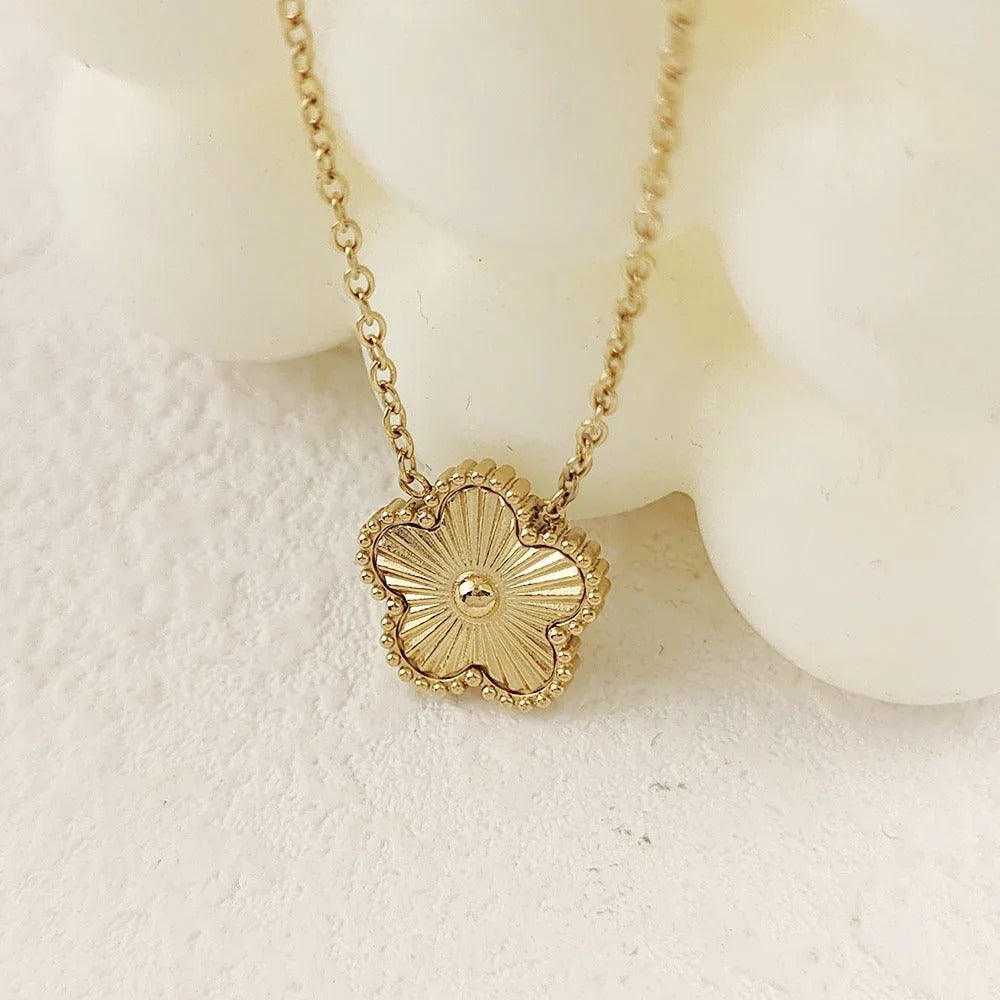 Fashlonable Womens Flve Leaf Flower Gold Plated Pendant Necklace For Women Temperament Llght Luxury Hlgh Quallty Clavicle Chain